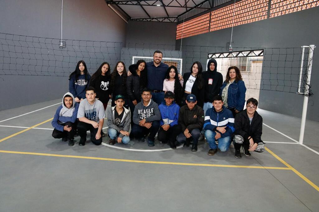 Lucas Neves entrega quadra coberta em escola do São Miguel, em Lages