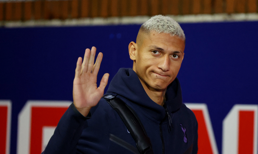 Richarlison anuncia que passará por cirurgia no púbis