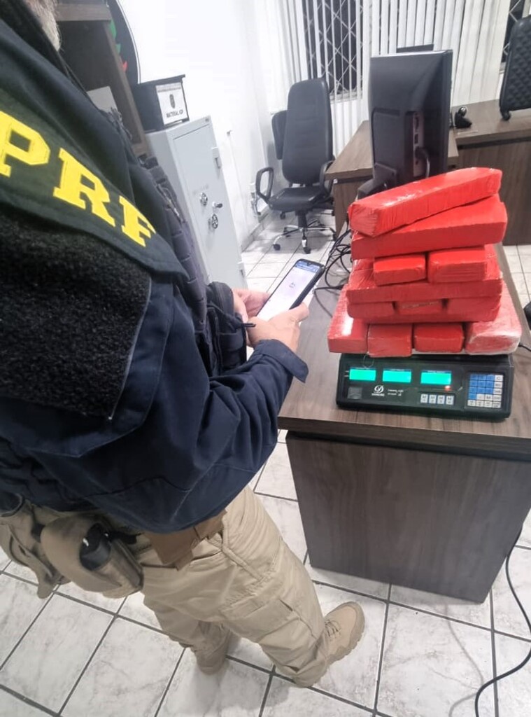 Adolescente é apreendida com 10 kg de maconha em carro de aplicativo de carona na BR-101