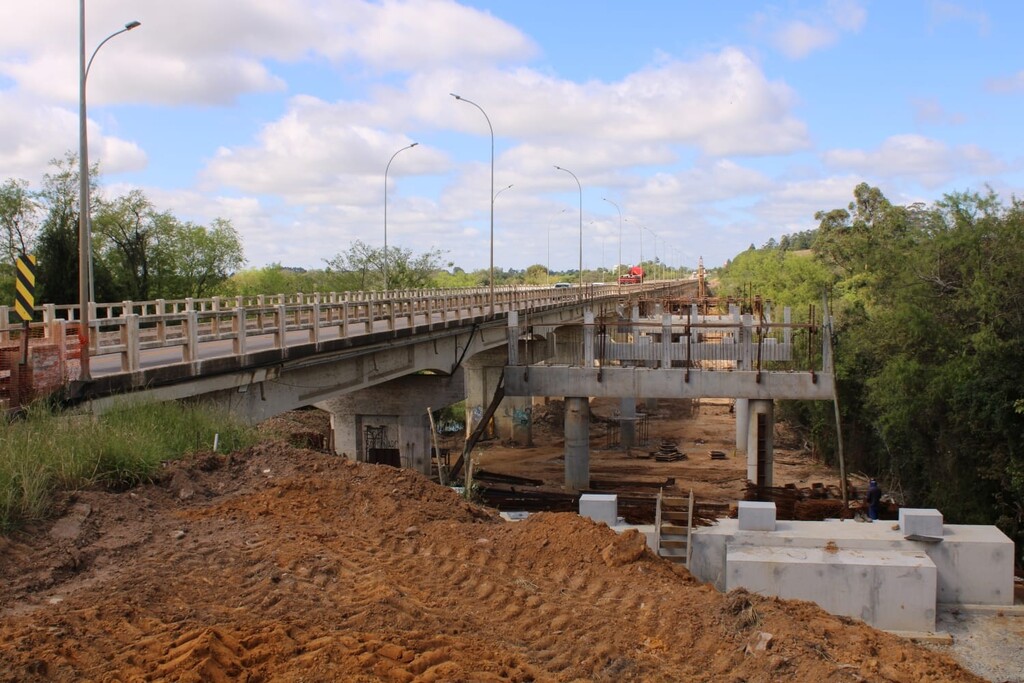Foto: Luciano Barreto - Especial - DP - Enquanto são assegurados recursos para a continuidade da duplicação da BR-116, entre Guaíba e Pelotas, em seus vários lotes, seguem os trabalhos de construção da segunda ponte sobre o rio Camaquã. Ela está localizada no lado esquerdo da atual, sentido Pelotas/Porto Alegre. É um contrato específico dentro do projeto final. Quem por ali passa, já pode ver o estágio em que ela se encontra, com máquinas, escavações, bases, travessas e pilastras de concreto (foto). O cronograma é cumprido e sua conclusão deve ocorrer, com liberação ao trânsito