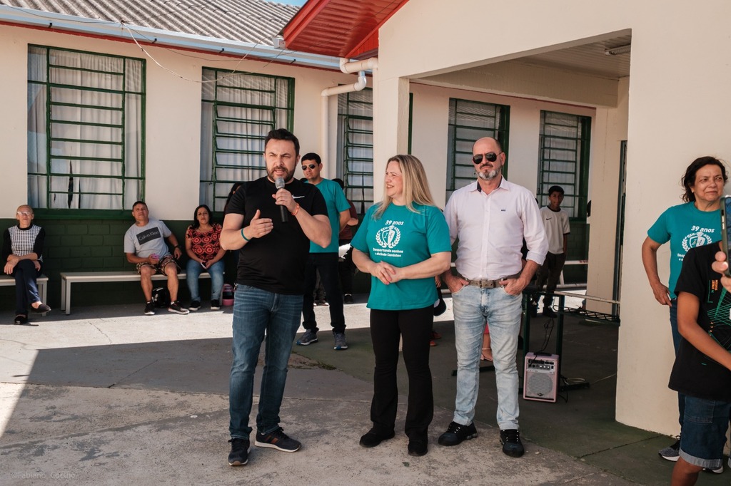 Deputado Marcius Machado inaugura quadra na escola Ilza Amaral