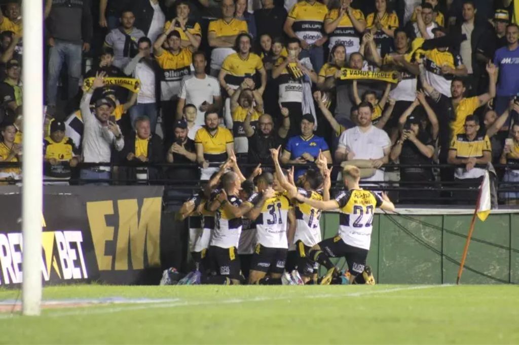  - Jogadores do Tigre comemoram o gol de Eder – Foto: Celso da Luz/Criciúma E.C