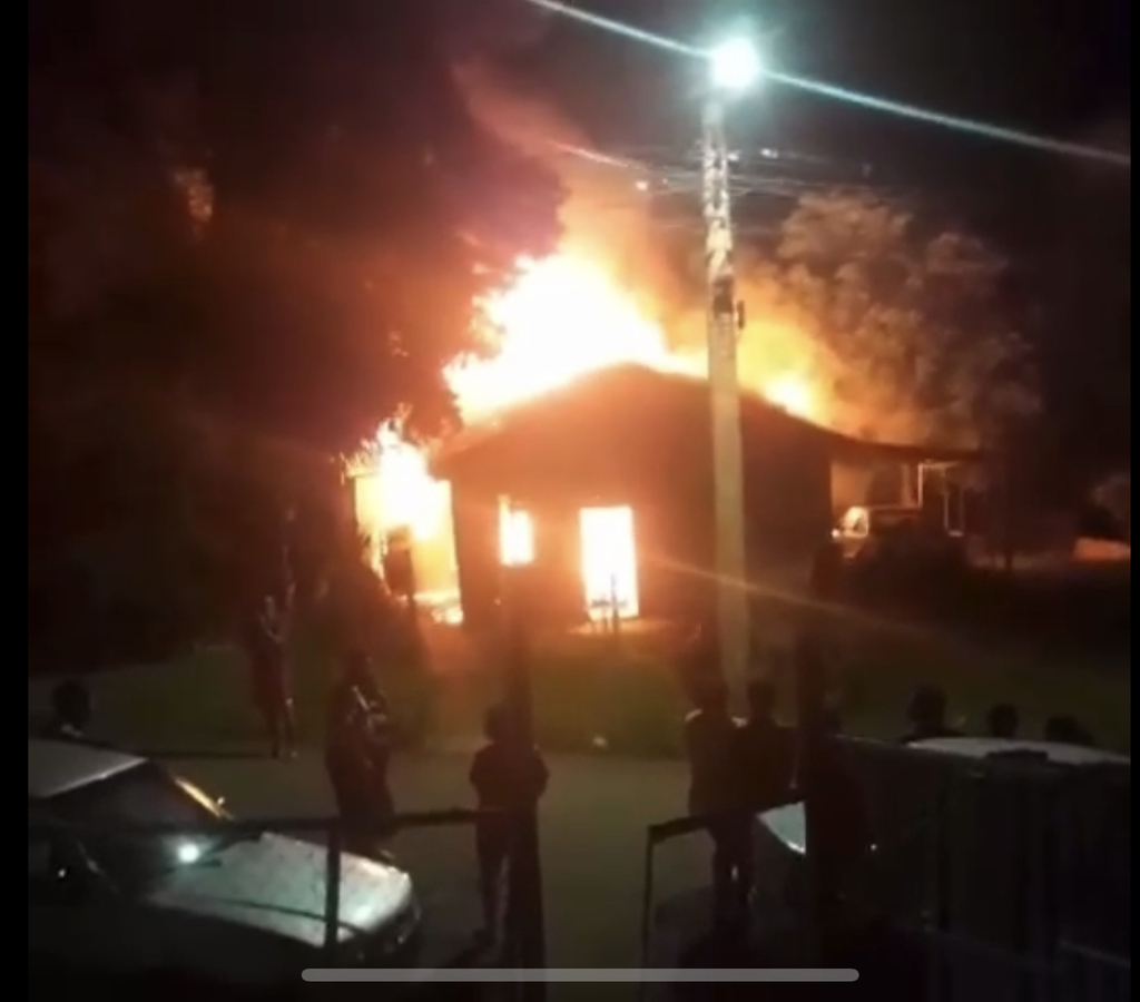 Residência é destruída pelo fogo em Cruz Alta