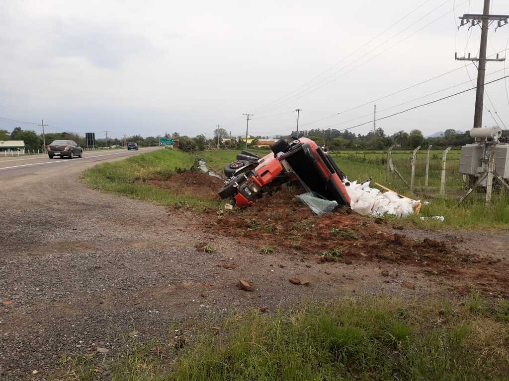 Motorista embriagado tomba caminhão na RSC-287 em Agudo