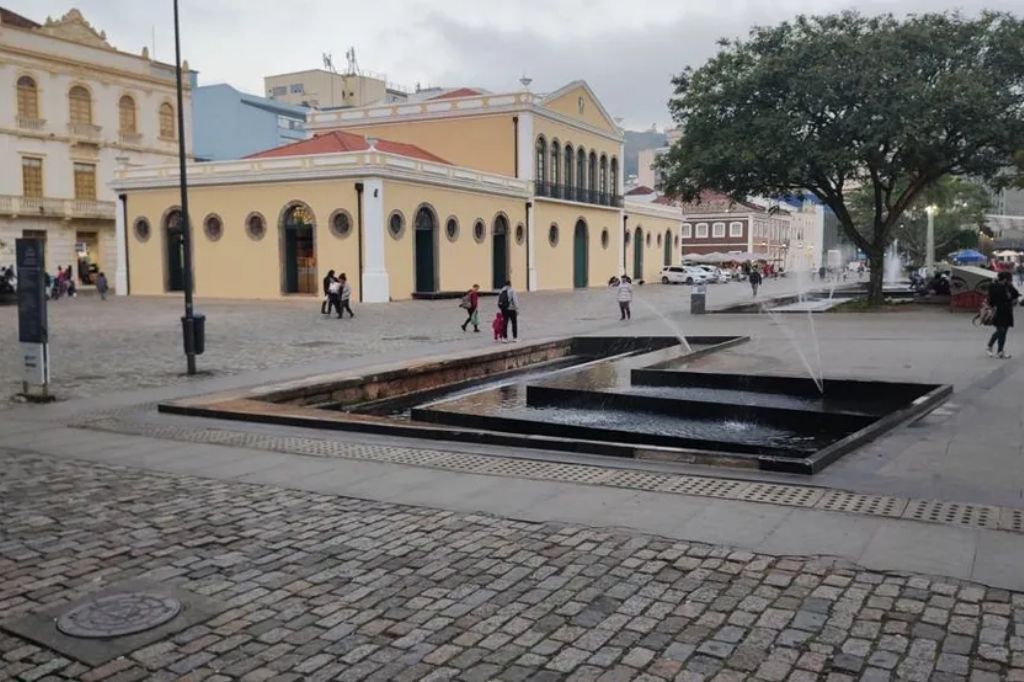  - Largo da Alfândega, no centro de Florianópolis, onde adolescente de 17 anos morreu após ser esfaqueado — Foto: John Pacheco/Arquivo/g1