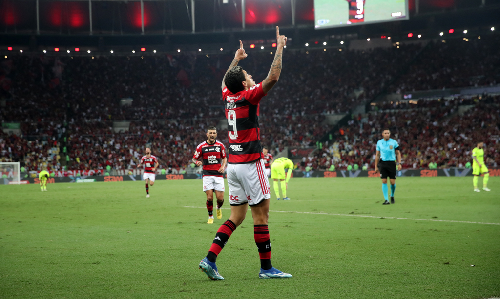 Flamengo derrota Palmeiras e mantém vivo sonho por título