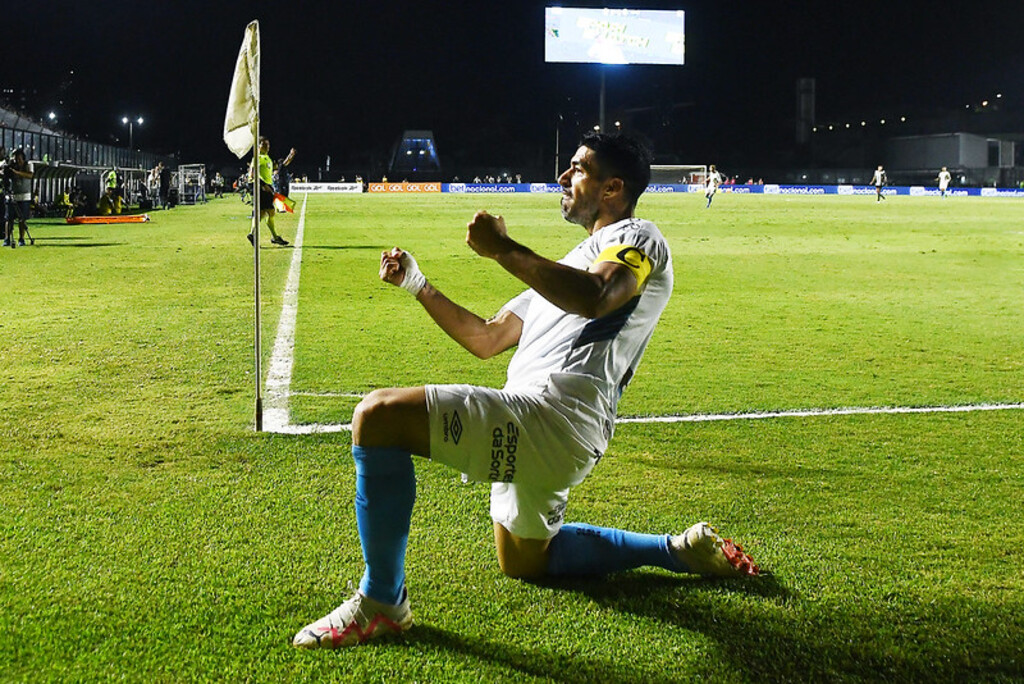 título imagem Com três gols de Suárez, Grêmio vence o Botafogo e fica vivo na briga pelo título brasileiro