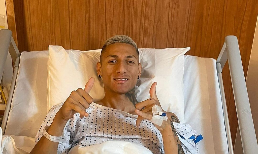 Richarlison passa por cirurgia e volta a treinar nas próximas semanas