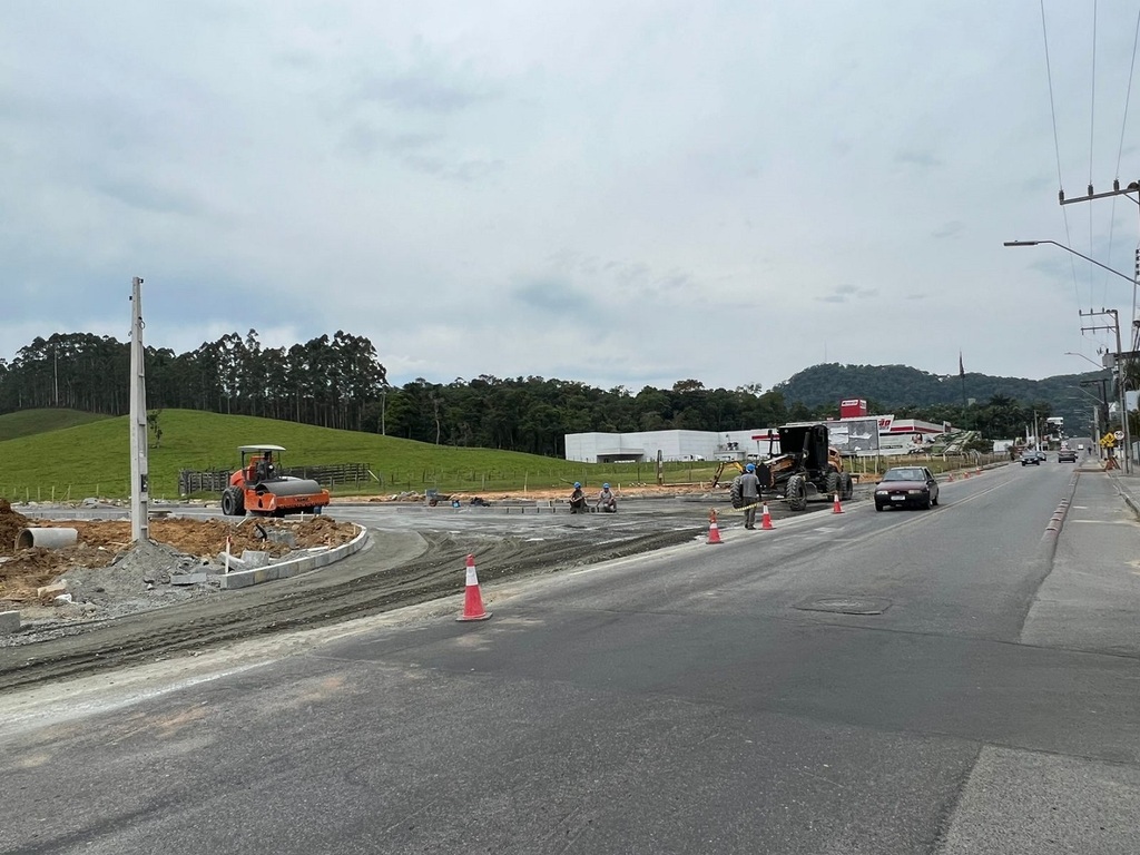 Aviso obra de acesso à 4ª Ponte na Avenida Minas Gerais