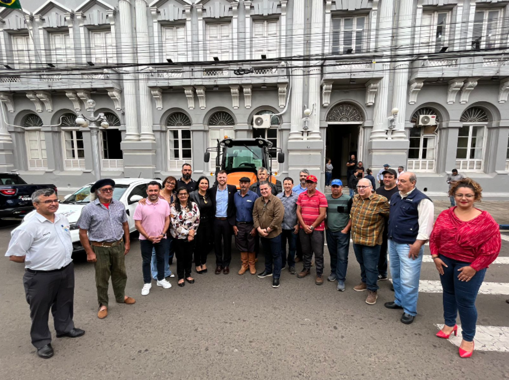 Cerimônia marca a entrega de equipamentos para o setor de agricultura