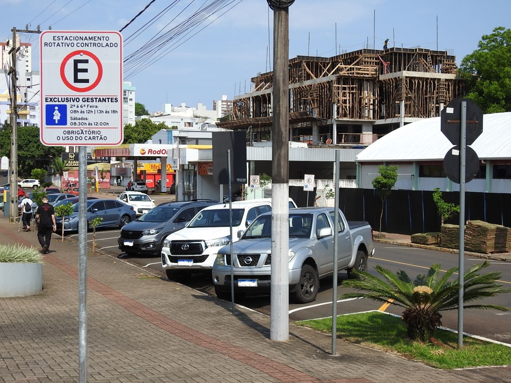 Demutran implanta vagas de estacionamento para gestantes na área central