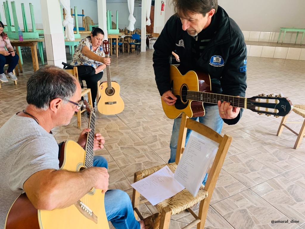 Aulas de violão espalham acordes de alegria na comunidade do São Francisco