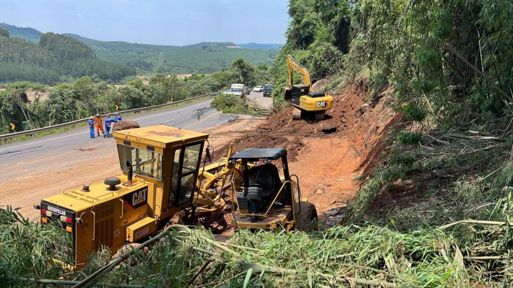  - Obras de recuperação n BR-15 em Santa Catarina