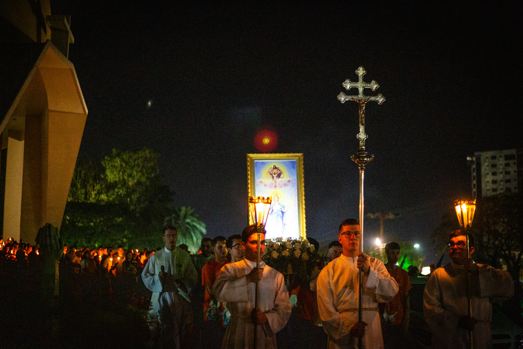 Com grande participação de jovens, procissão luminosa reúne fiéis de várias cidades e Estados na Basílica da Medianeira