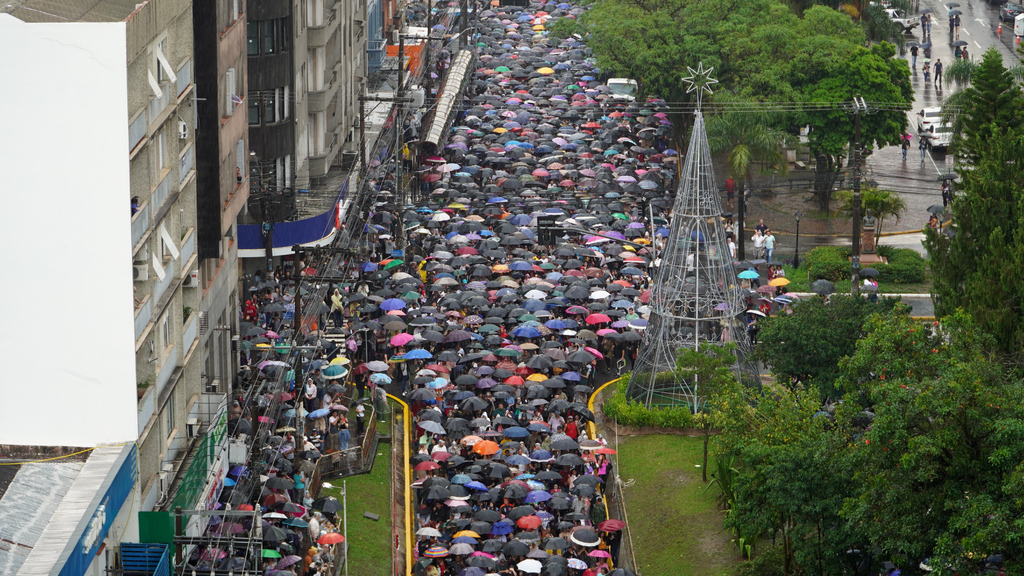 título imagem Sob chuva, cerca de 150 mil devotos participam da procissão da 80ª Romaria da Medianeira