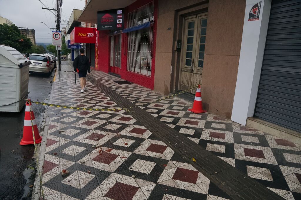 Defesa Civil interdita calçada no Centro de Santa Maria
