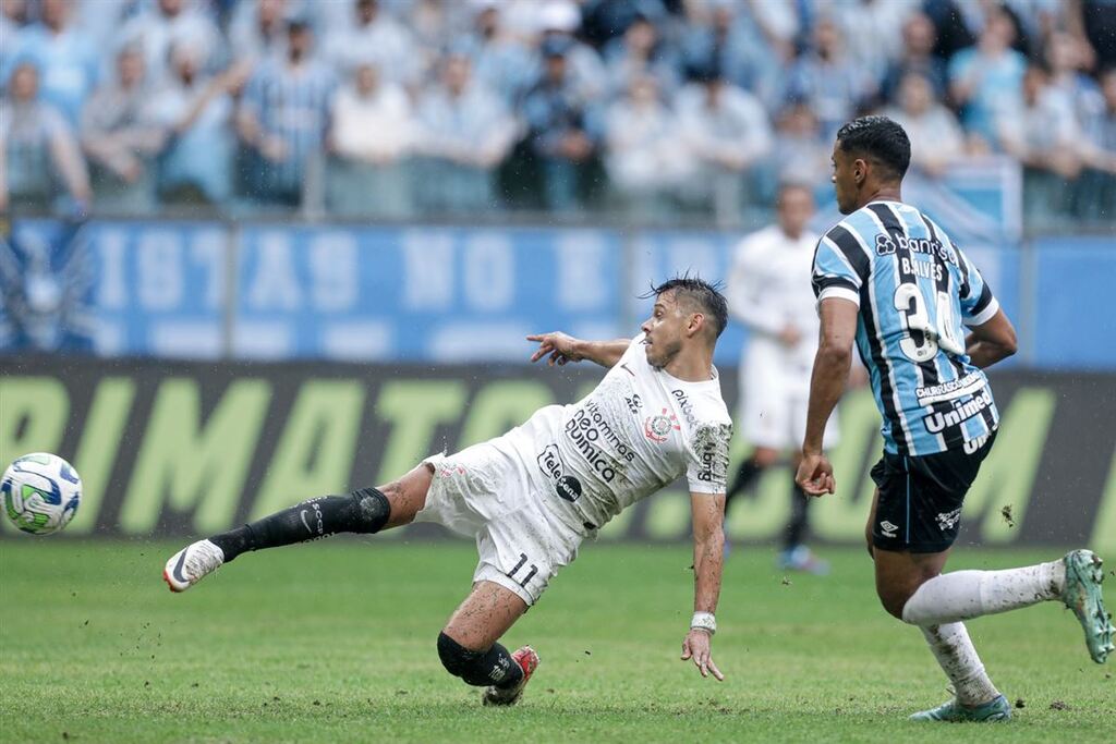 Com um a mais desde o primeiro tempo, Grêmio perde para o Corinthians e vê título mais distante