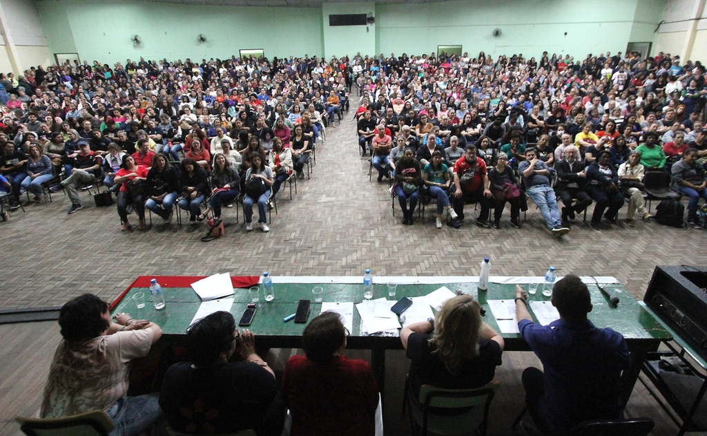 Foto: Carlos Queiroz - DP - Municipários lotaram auditório do Pelotense em assembleia