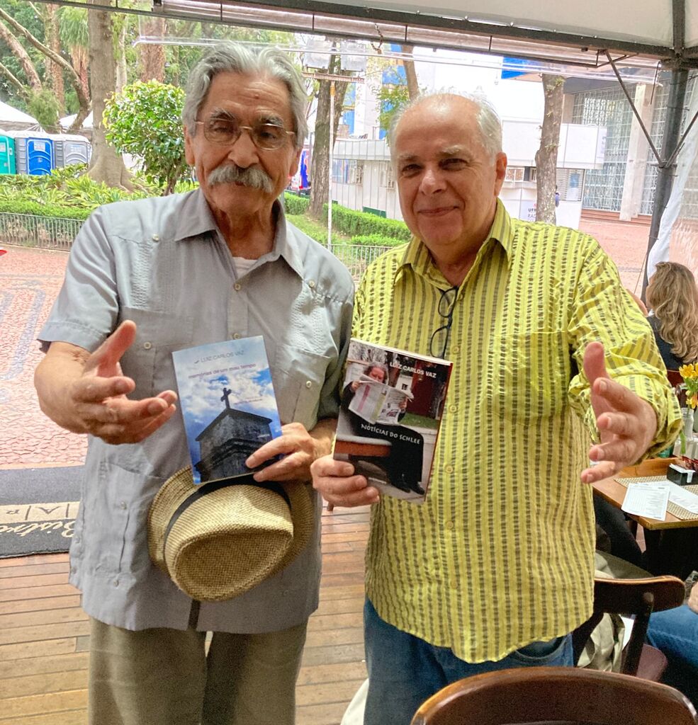 Luiz Carlos Vaz lançou as duas obras em Porto Alegre e a sessão de autógrafos contou com a presença do ex-governador, Olívio Dutra