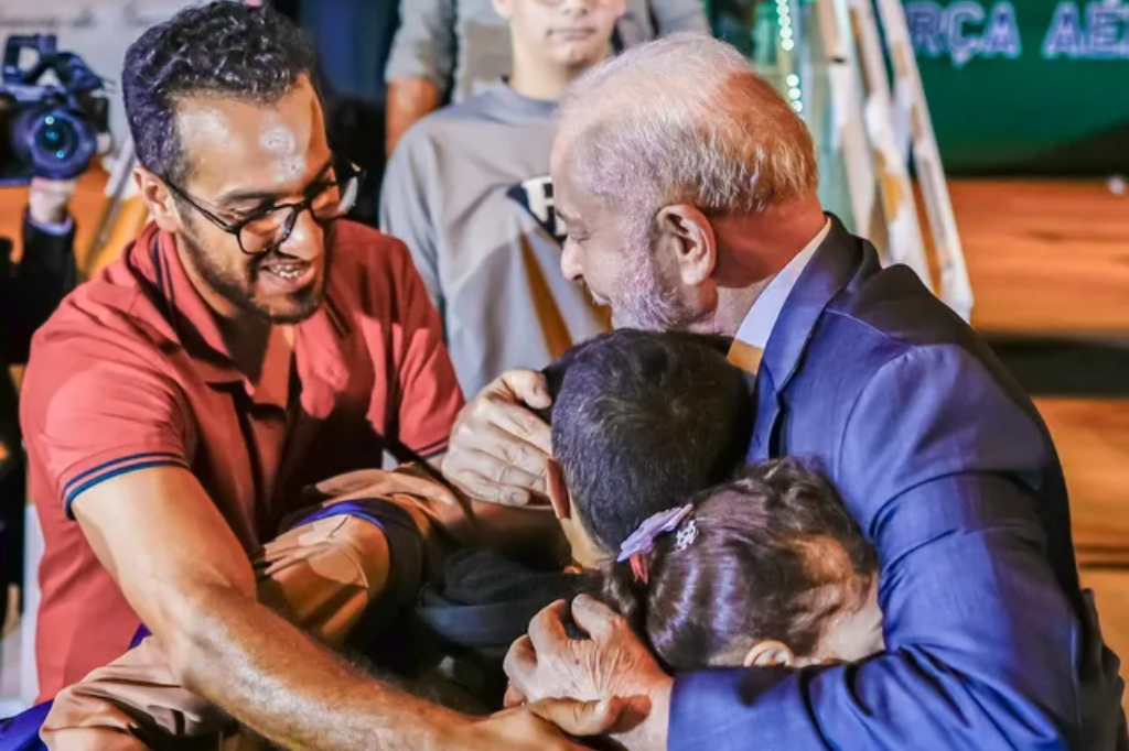  - Lula abraça crianças repatriadas de Gaza após desembarque na Base Aérea de Brasília — Foto: Ricardo Stuckert