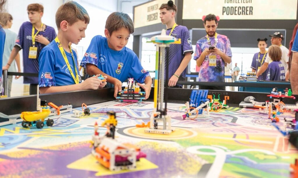 Alunos de escolas municipais de Joinville brilham na etapa regional da First Lego League