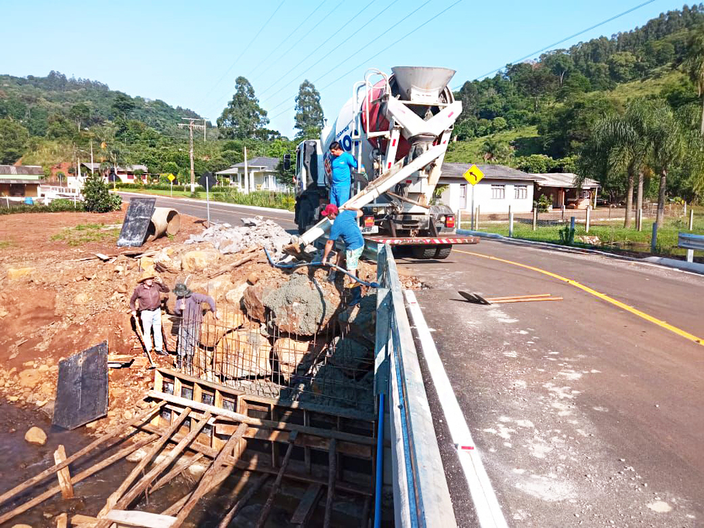 Secretaria de obras executa a concretagem das cabeceiras laterais da ponte em Linha São Paulo