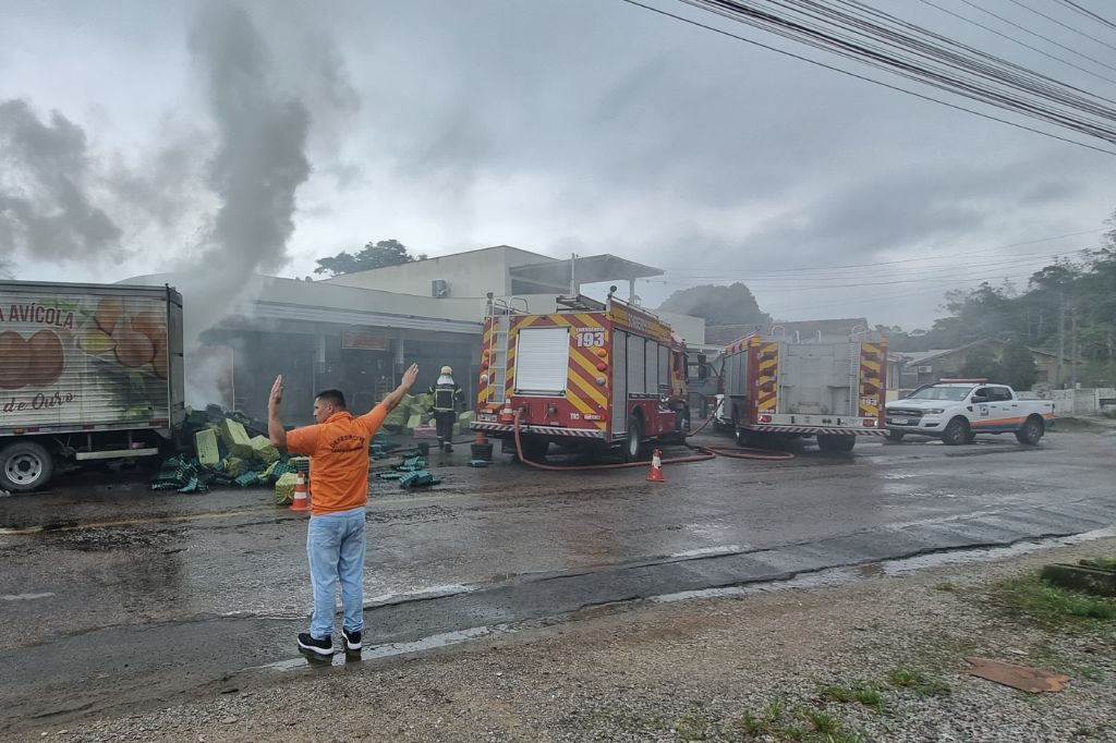 Incêndio devasta carga de ovos em Tubarão e causa prejuízo de R$ 14 mil