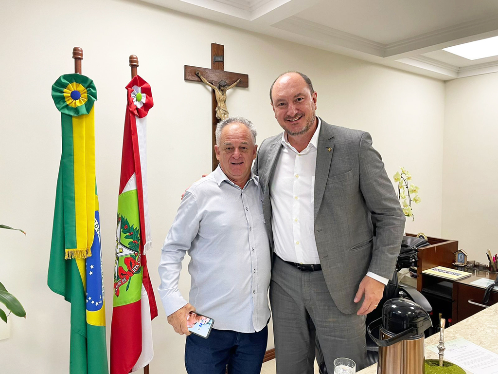  - Foto legenda: Enio de O TEMPO jornal de fato, Semanário desde 1989, sendo 34 anos de plena atividade, porém, lida com imprensa na plataforma impressa, também online há mais de quatro décadas ao lado do deputado e presidente da Alesc, Mauro de Nadal.