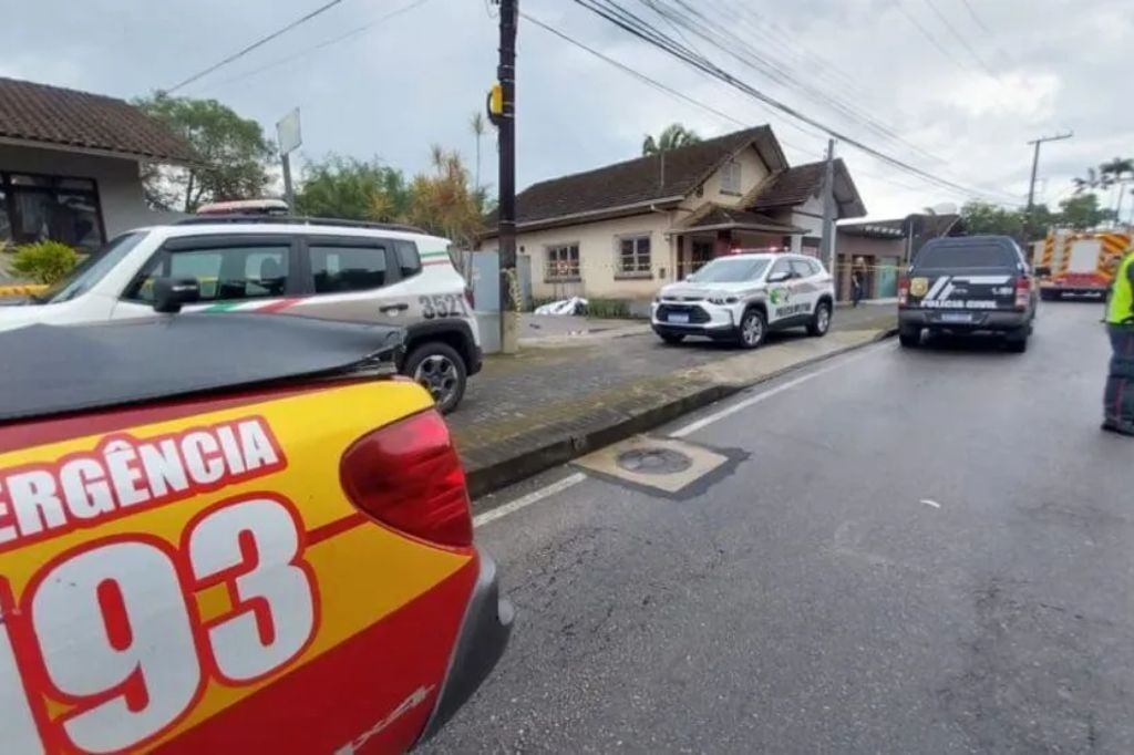  - Policiais e bombeiros estiveram no local do crime — Foto: Gilberto Schmitt/Cruzeiro do Vale