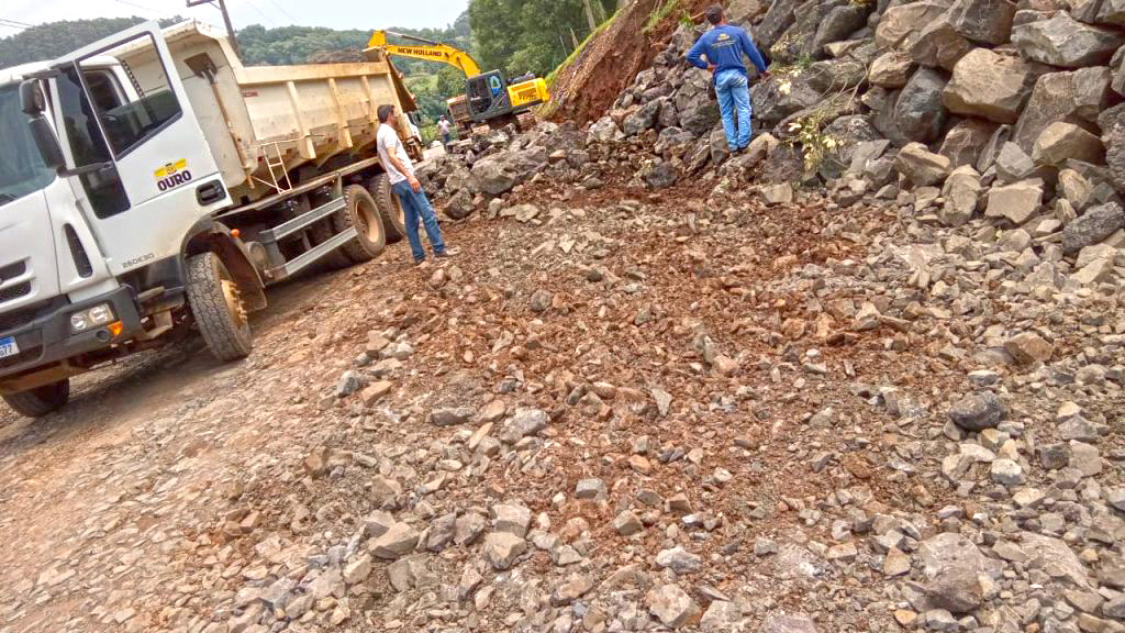 Prefeito em exercício Rene Modena vistoria obra de contenção na Vila São José