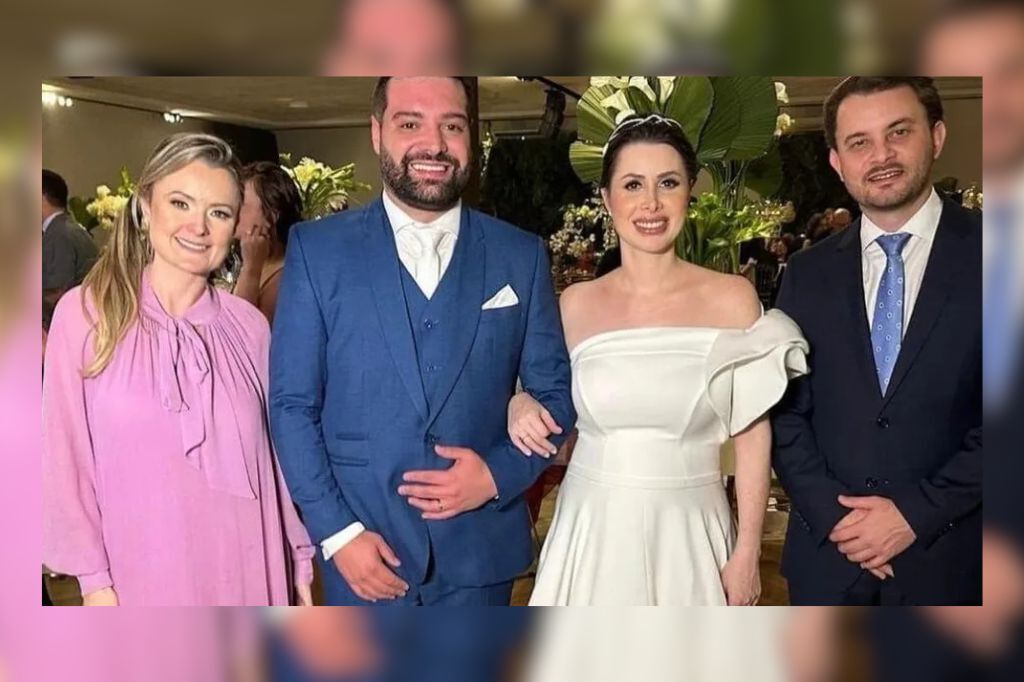  - Julia Zanatta e o marido no casamento de Carol de Toni — Foto: Reprodução