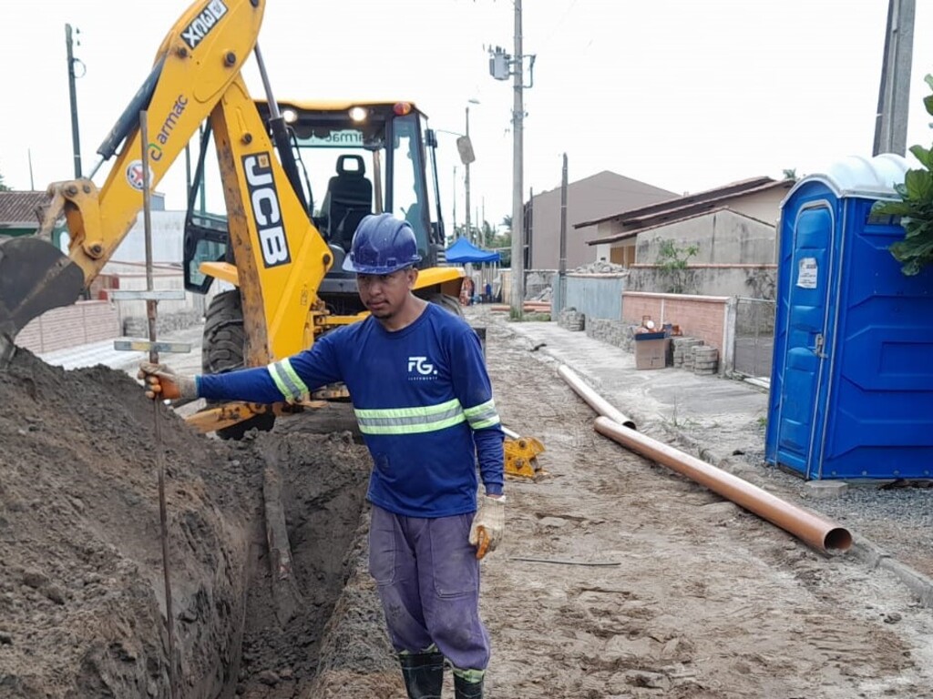 Frentes de trabalho mantêm ritmo das obras de esgoto em São Francisco do Sul