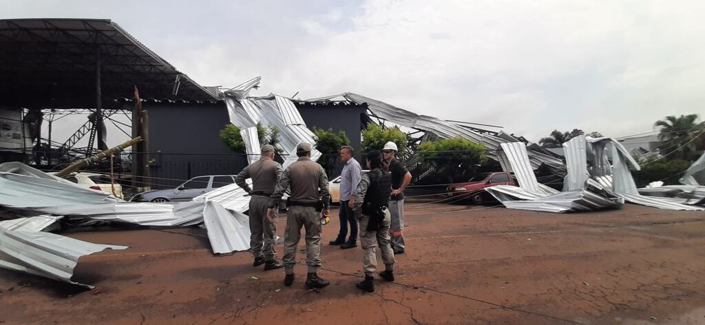 título imagem Desabamento após tempestade deixa jovem morta e cerca de 60 pessoas feridas no noroeste do Estado
