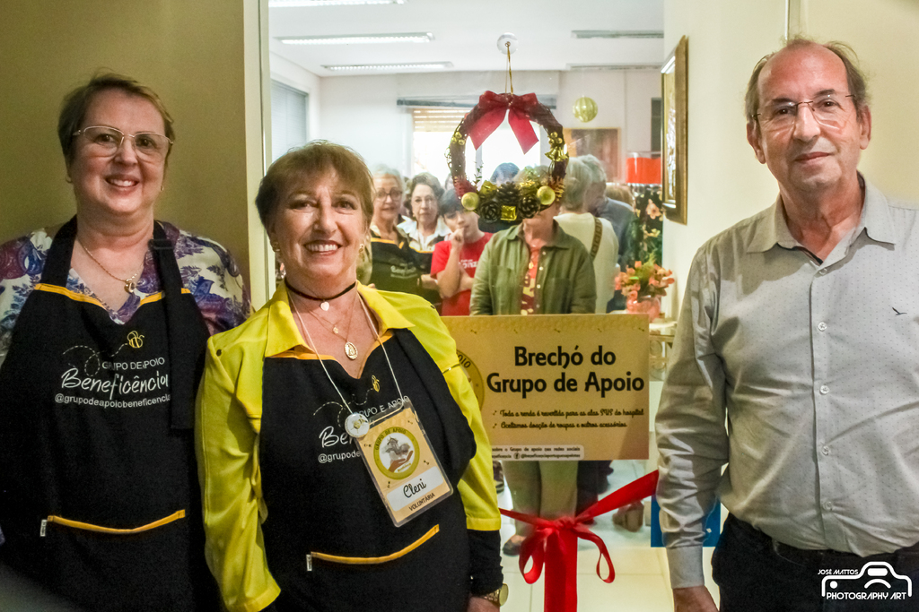 Foto: Jose Mattos - Photophy Art - DP - Está inaugurado o novo espaço do Brechó da Beneficência Portuguesa, em local especial, próximo à entrada principal, dentro do hospital. O Brechó de Natal, tradicional a cada ano, arrecada recursos para aplicação nas enfermarias do SUS. Além de convidados, presenças (foto) do presidente da Sociedade Portuguesa de Beneficência, Carlos Alberto Rajão Frio, da coordenadora do Grupo de Apoio, Cláudia Azambuja, e da vice-coordenadora, Cleni Dutra. Também prestigiaram o ato o diretor executivo, Armando Manduca da Rocha, o presidente do Conselho Administrativo, Francisco Serra, o diretor