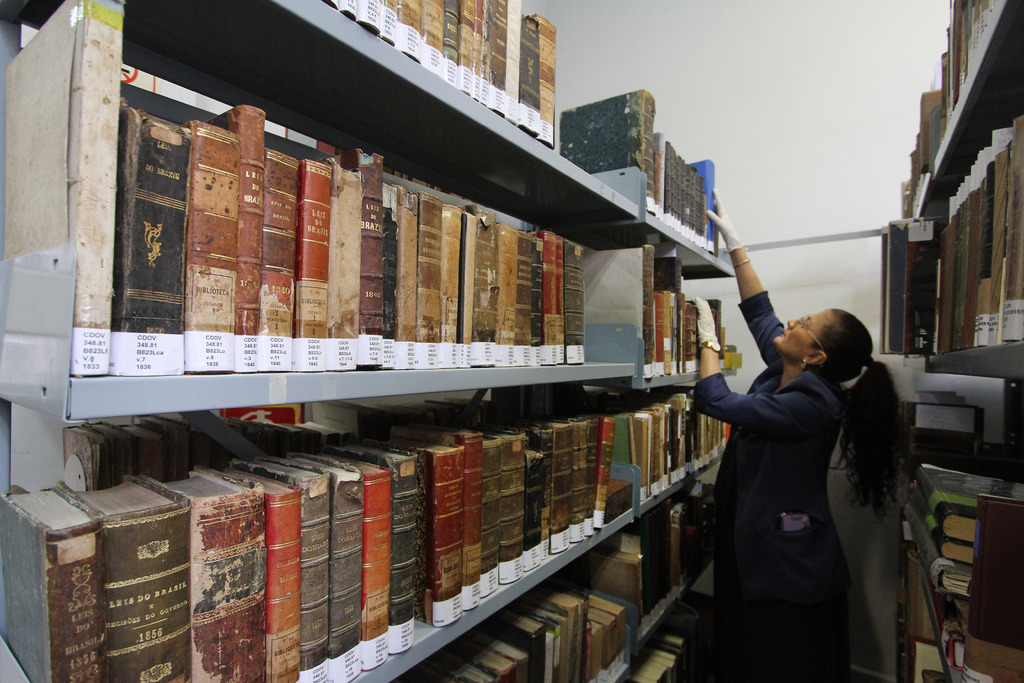 Foto: Carlos Queiroz - DP - Estantes que sustentam os livros já estão muito antigas