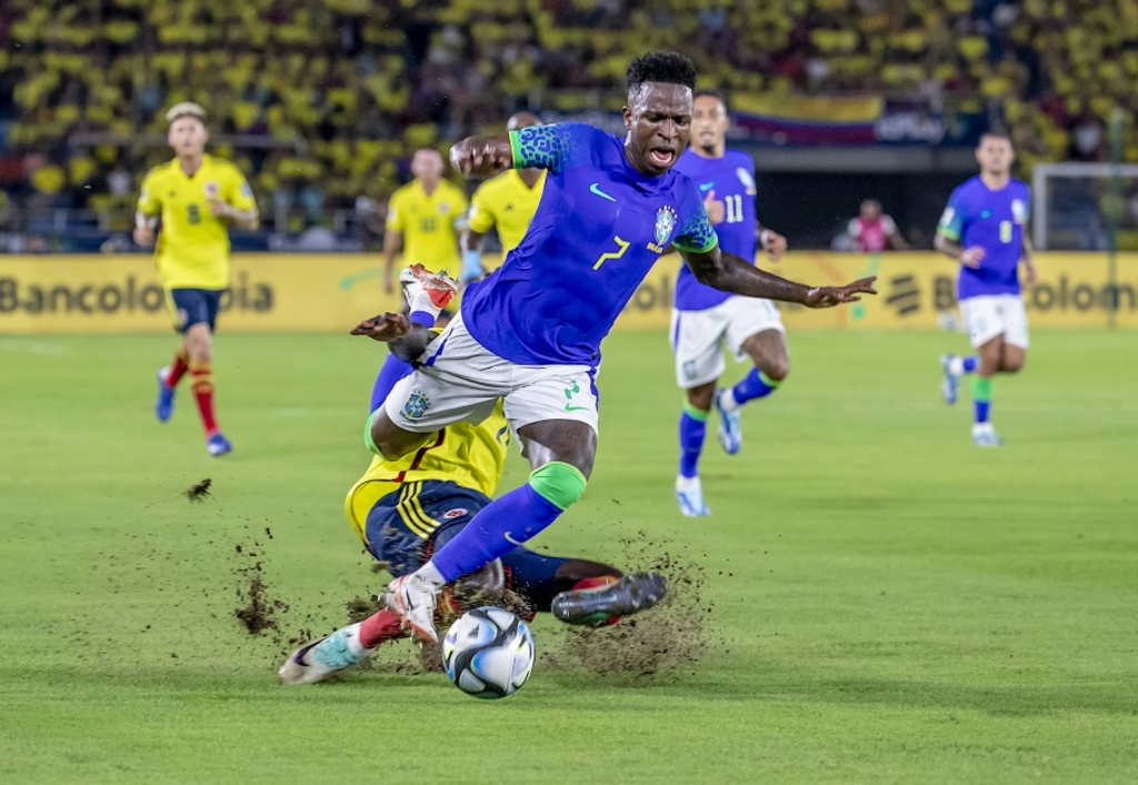 Brasil joga mal e perde para Colômbia em Barranquilla