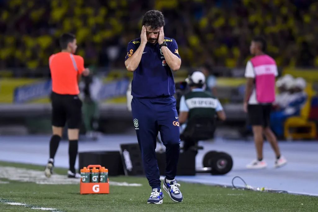  - Fernando Diniz em Colômbia x Brasil — Foto: Gabriel Aponte/Getty Images