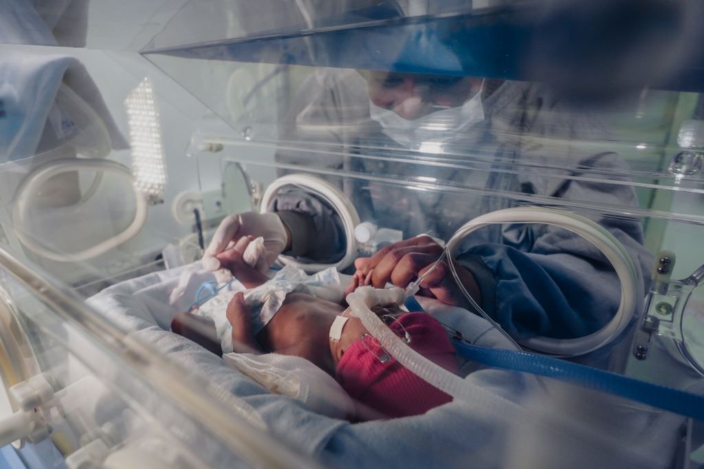 Bebê prematura nascida com 450 gramas recebe tratamento na Maternidade Carmela Dutra