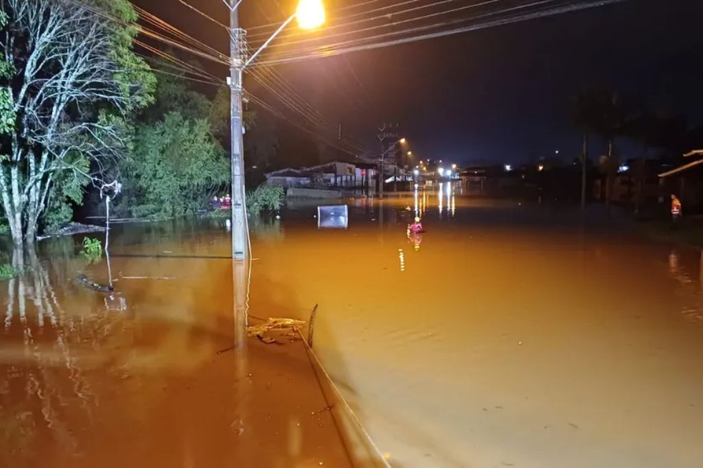  - Alagamento em Taió, no Vale do Itajaí, na noite de quinta-feira — Foto: Corpo de Bombeiros/Divulgação