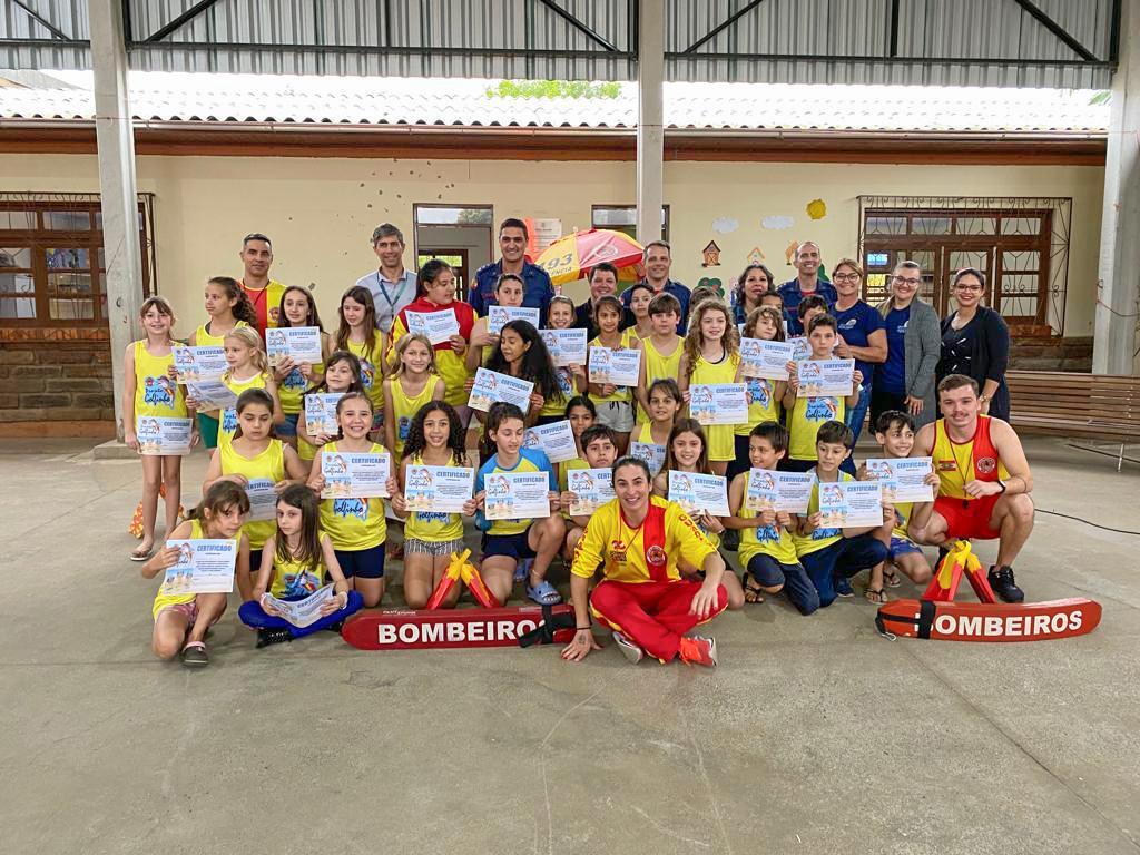 PROJETO GOLFINHO FORMA 57 ALUNOS NO MUNICÍPIO DE PRAIA GRANDE