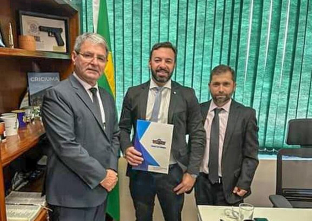 EM VIAGEM A BRASÍLIA PREFEITO E VEREADORES 
BUSCAM RECURSOS PARA O MUNICÍPIO DE PASSO DE TORRES