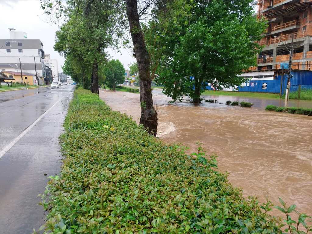 Chove mais de 100mm em 48 horas e rio Carahá registra 4,5m acima do nível