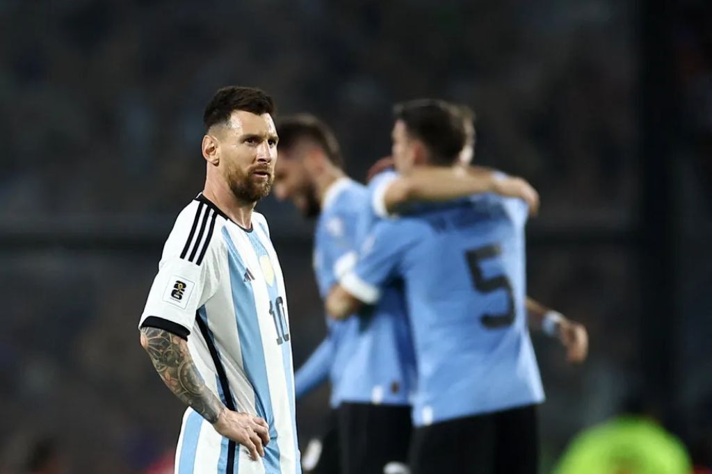  - Messi Argentina Uruguai — Foto: Reuters