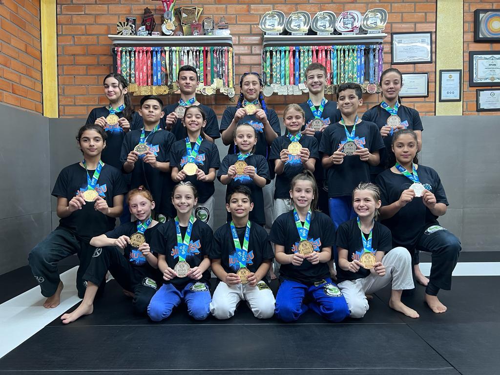 Equipe de Jiu-Jitsu da FME Indaial conquista 17 medalhas em competição internacional