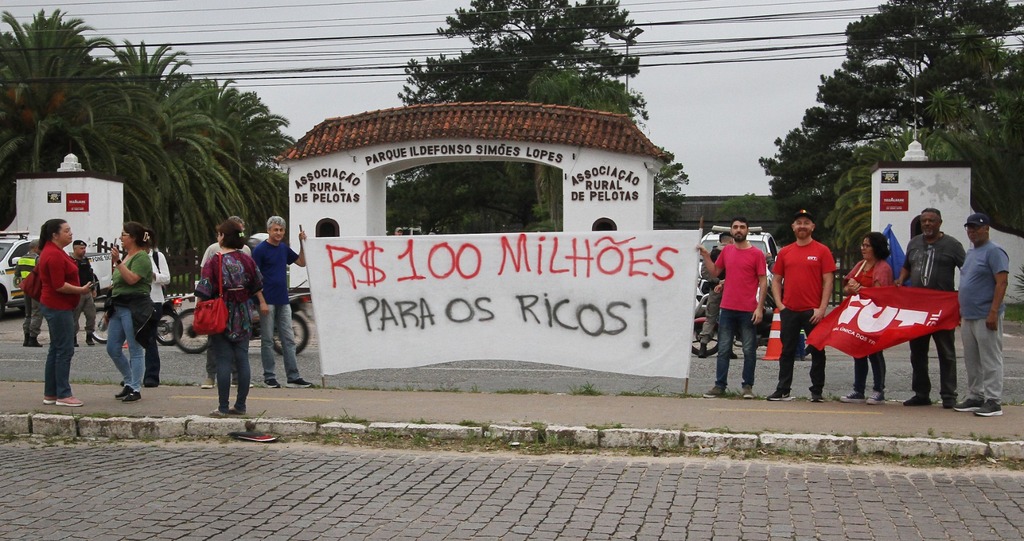 Foto: Carlos Queiroz - Em frente à ARP, os manifestantes cobravam que os recursos da venda do terreno à construção civil sejam revertidos aos cofres públicos com faixas de protesto e discursos em um carro de som