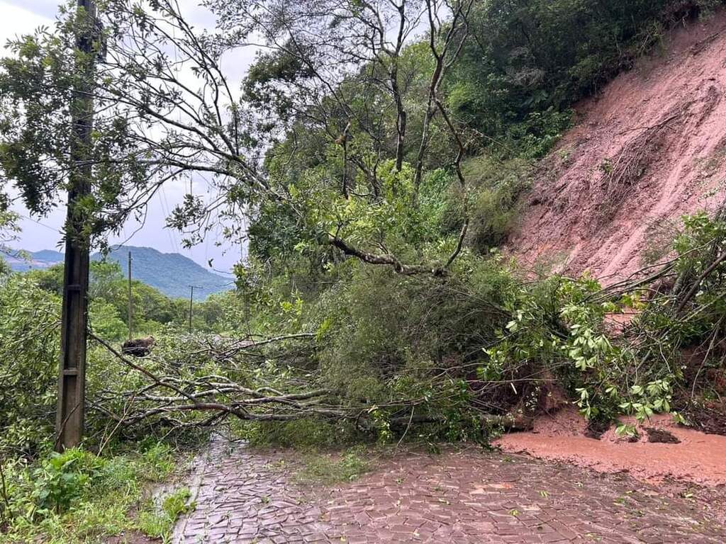 Queda de barreira bloqueia a estrada que liga Silveira Martins a Vale Vêneto