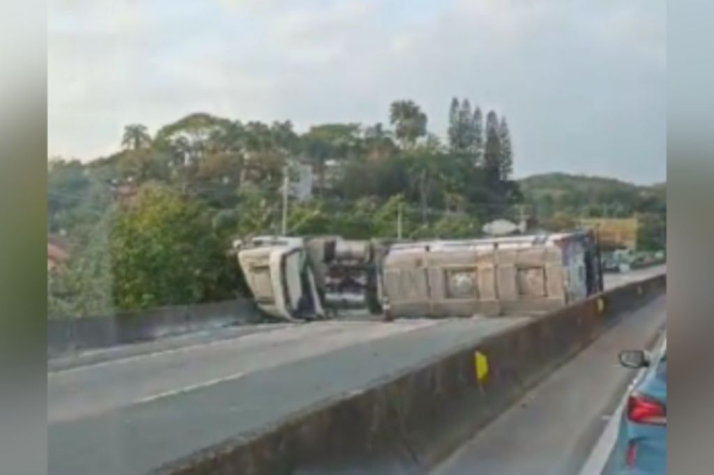 Caminhão com produtos perigosos tomba na BR-101 e causa alerta no trânsito