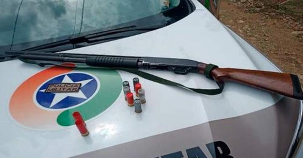 Após denúncia de disparos, homem é preso por posse ilegal de arma de fogo