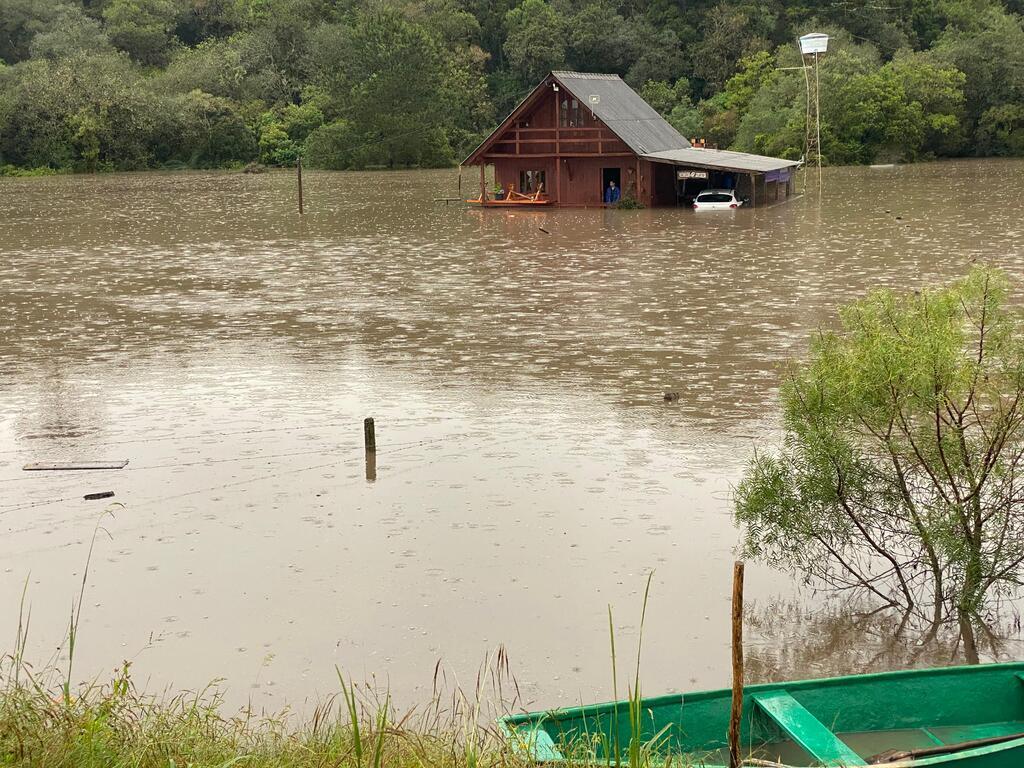 Impacto das chuvas em Santa Catarina: Temporais causam estragos e mobilizam autoridades