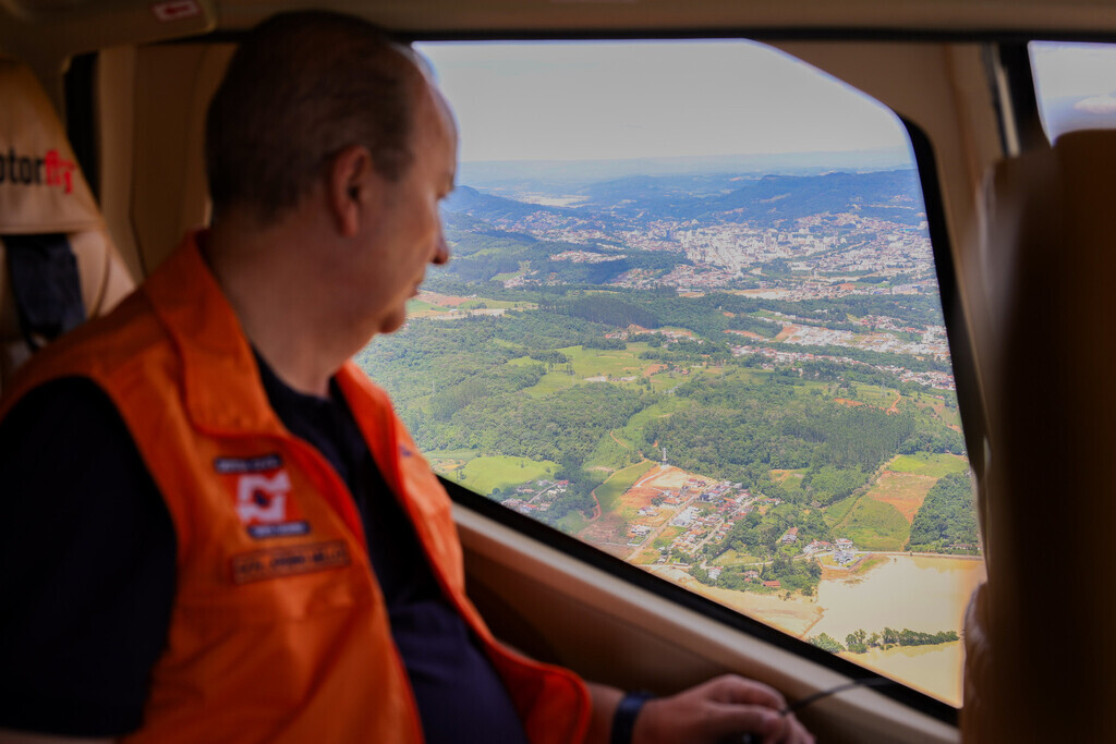 Governador faz sobrevoo nas cidades do Alto Vale do Itajaí e anuncia medidas para a região